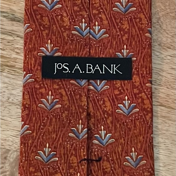 JOS A. BANK MEN’S ORANGE, WHITE, & BLUE 100% SILK NECKTIE/PRE-OWNED/PRIMITIVE!! - Picture 2 of 2